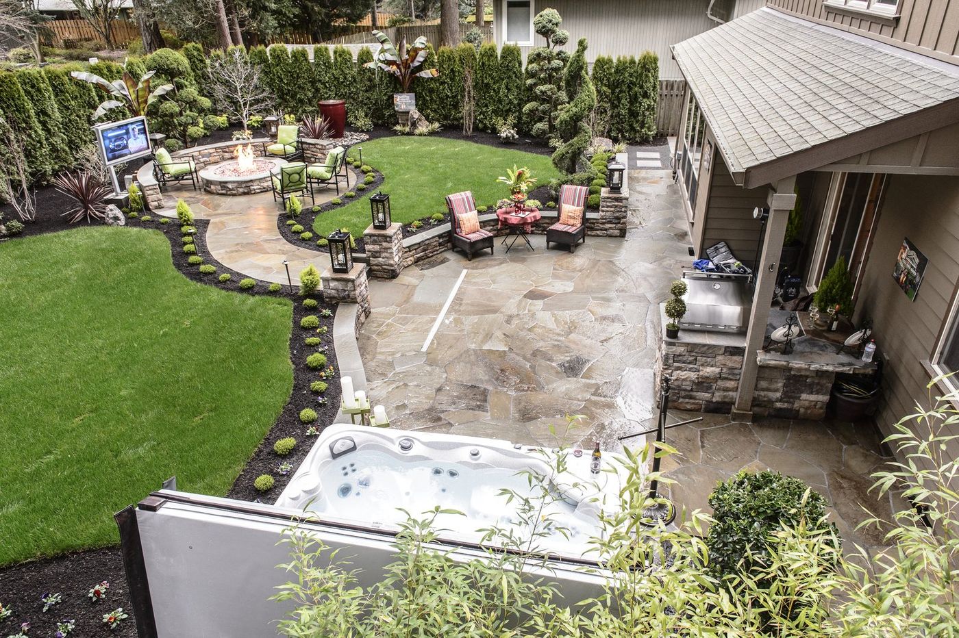 Fire-Pit Lounge & Outdoor Kitchen